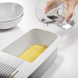 Coloque a massa, adicione água, cozinhe no micro-ondas por 12 minutos, retire e escorra. 