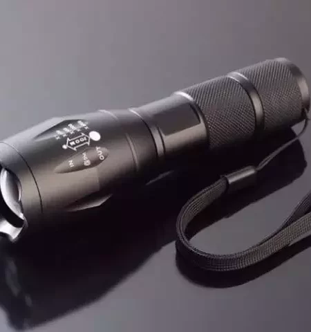 Transforme suas noites em dias com a Lanterna Tática Militar: a melhor escolha para lanterna de emergência